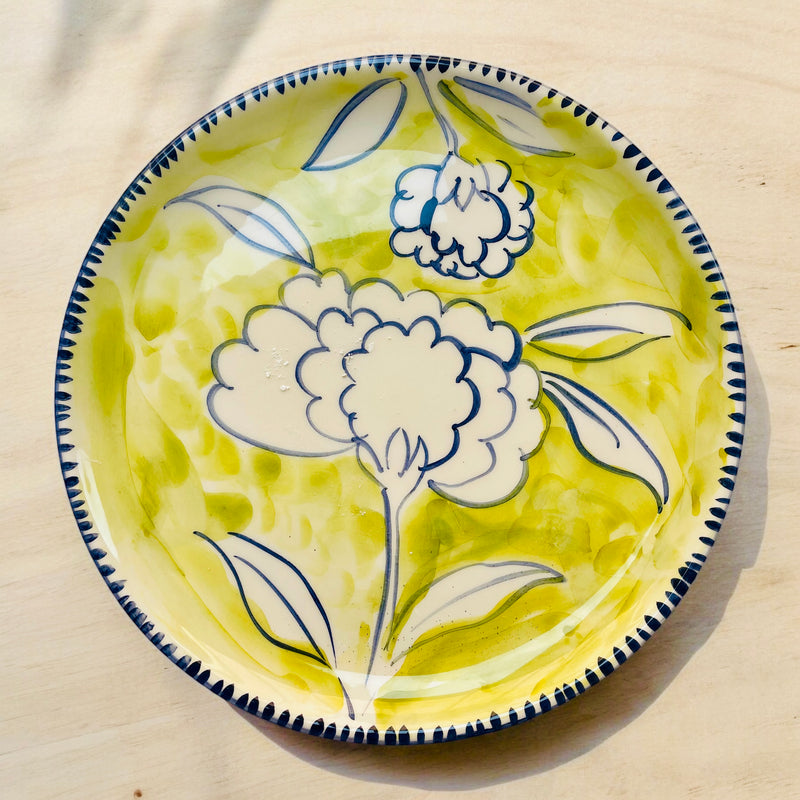 PLATO FLOR BLANCO AZUL PINTADO A MANO